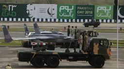 Pesawat tak berawak Burraq ditampilkan saat parade Pakistan Day di Islamabad, (23/3). Pakistan Day dijadikan hari libur nasional oleh Pemerintah Pakistan. (REUTERS / Faisal Mahmood)