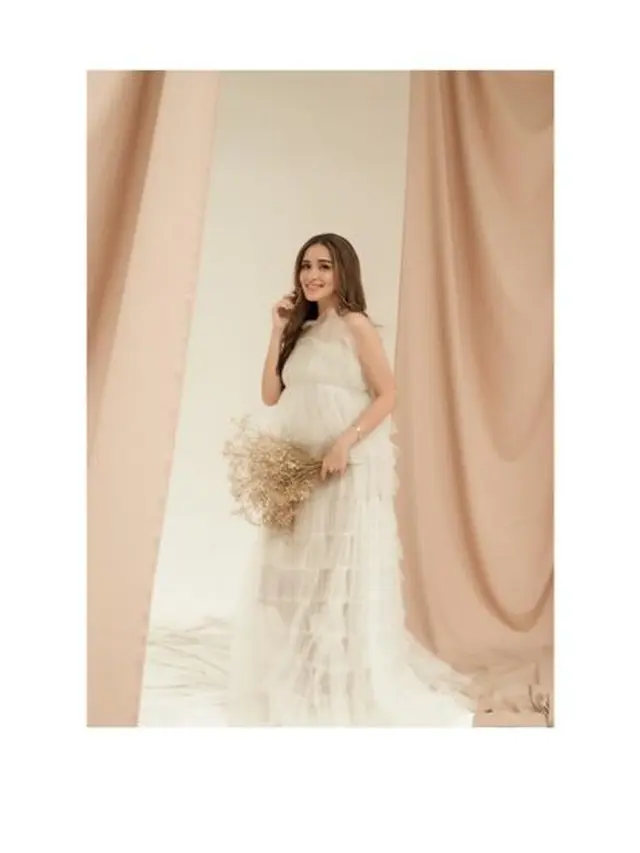 7 Potret Yasmine Wildblood Hamil Anak Ketiga, Tampil Elegan Kenakan Dress Putih Beraksen Ruffle