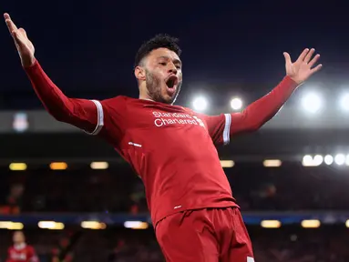 Selebrasi pemain Liverpool, Alex Oxlade-Chamberlain setelah mencetak gol ke gawang Manchester City pada leg pertama perempat final Liga Champions di Anfield, Liverpool, Inggris, Rabu (4/4). Liverpool menang tiga gol tanpa balas. (Peter Byrne/PA via AP)