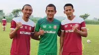 Tiga mantan Persik, Rendy Saputra, kiper Tedi Heri Setyawan, dan Asep Budi membela Persiraja pada Shopee Liga 1 2020. (Bola.com/Gatot Susetyo)