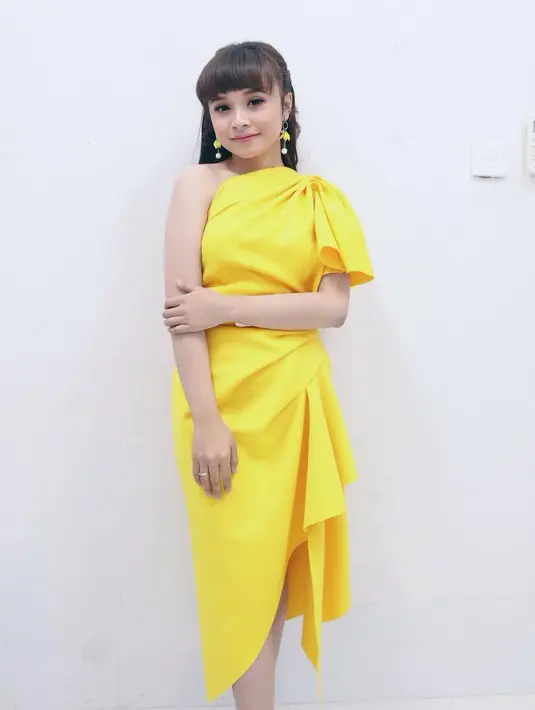 Tasya Rosmala selalu tampil percaya diri dengan gaun pilihannya. Gadis asal Pasuruan, Jawa Timur ini tak pernah mengecewakan penggemarnya dalam hal penampilan maupun tarik suara. (Liputan6.com/IG/@tasya_ratu_gopo).
