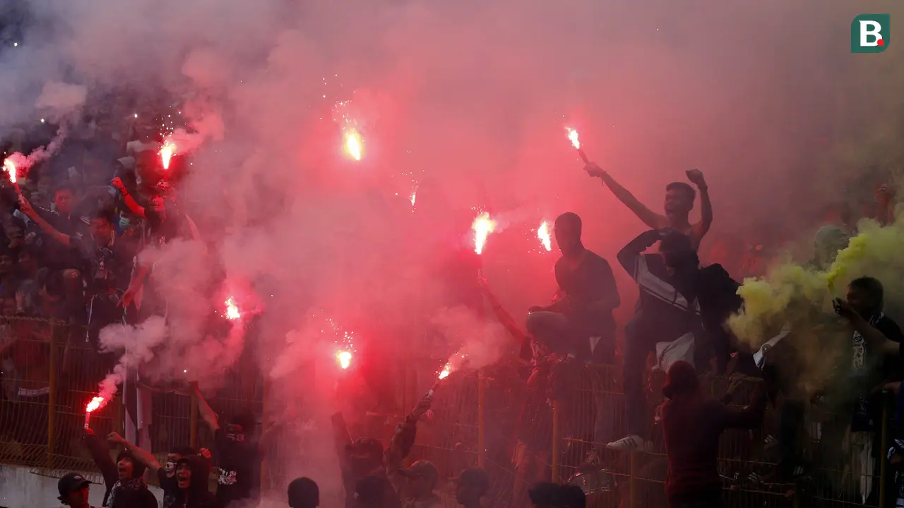 Suporter Persib Bandung dan Perserang Serang