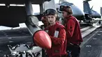 Seorang anggota dari kapal Induk Harry S Truman menempatkan rudal pada jet tempur F18 di Laut Mediterania timur (8/5). Kapal induk ini beroperasi untuk memberi dukungan melawan ISIS di Suriah. (AFP/Aris Messinis)