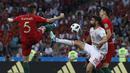 Striker Spanyol, Diego Costa, berebut bola dengan bek Portugal, Raphael Guerreiro, pada laga Grup B Piala Dunia di Stadion Fisht, Sochi, Jumat (15/6/2018). Kedua negara bermain imbang 3-3. (AP/Manu Fernandez)