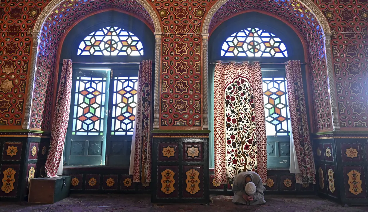 Seorang umat Muslim berdoa di dalam kuil Syekh Abdul Qadir Al-Jailani selama bulan suci Ramadhan di Srinagar (11/4/2022). Kuil berusia 200 tahun tersebut dibangun sebagai tanda penghormatan terhadapnya Syekh Abdul Qadir Jailani. (AFP/Tausef Mustafa)