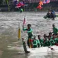 Lomba dayung memeriahkan HUT Kota Surabaya ke 724ndi Sungai Kalimas, Surabaya, Jawa Timur, Sabtu (6/5/2017). (Liputan6.com/Dian Kurniawan)