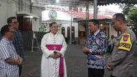 Gereja di sekitar Stadion Gajayana Malang meniadakan Misa Kudus pada Sabtu, 7 Februari sore dan Minggu, 8 Februari 2026 pagi untuk menghormati Harlah 1 Abad NU. (Liputan6.com/Zainul Arifin)