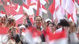 Presiden Jokowi dan Ibu Negara Iriana Widodo berfoto bersama dengan anak-anak pada acara puncak Peringatan Hari Anak Nasional di Istana Bogor, Jawa Barat, Selasa (11/8/2015). (Liputan6.com/Faizal Fanani)