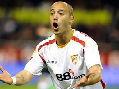 Sevilla's Javier Chevanton gestures during their Spanish league football match against Racing at Sanchez Pizjuan stadium in Seville, on January, 25 2009. AFP PHOTO/CRISTINA QUICLER