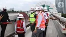 Menteri Perhubungan, Budi Karya Sumadi (kanan) saat meninjau Jembatan Bentang Panjang Dukuh Atas LRT Jabodebek, Jakarta, Minggu (29/11/2020). Pada kunjungannya, Menhub Budi Karya juga berdiskusi tentang rencana sistem integrasi antarmoda dengan stakeholder terkait. (Liputan6/Helmi Fithriansyah)