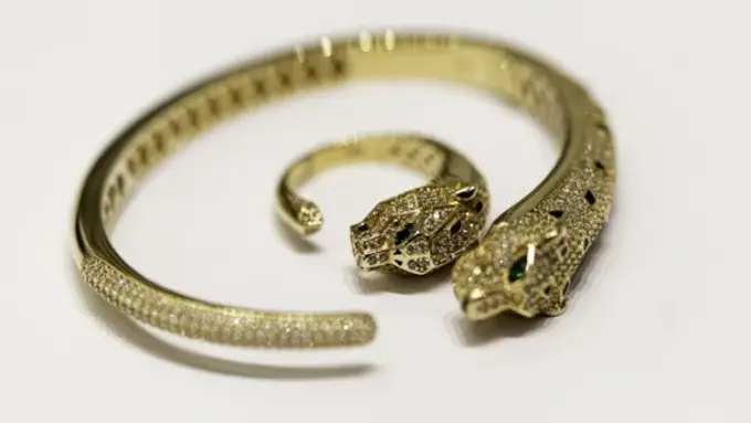 Ilustrasi Gelang Emas Naga (Photo by Atul Mohan on Unsplash)