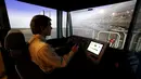 Salah satu pengunjung "Expomin 2014" mencoba simulasi truk pertambangan dalam pameran pertambangan dua tahunan di Santiago, Chili, (21/4/2014). (REUTERS/Ivan Alvarado)