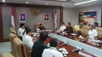  Istana menerima 15 orang perwakilan dari Aliansi Pendamping Profesional Desa Jawa Barat yang demonstrasi di depan Istana Kepresidenan.
