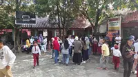 Sejumlah orang tua siswa saat menunggu anaknya di SDN Pondok Cina 1, Kota Depok. Pemerintah pekan depan mulai mengeksekusi lahan SDN Pondok Cina 1 untuk dijadikan Masjid Agung Kota Depok. (Liputan6.com/Dicky Agung Prihanto)