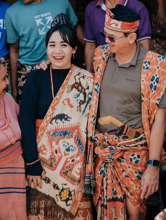 Puput tampil dengan wajah natural tanpa makeup berlebih dengan alis mata on fleek. Lalu rambut hitam yang diikat cepol ke belakang. [@pluralljeko]