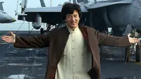 Jackie Chan memiliki penggemar setia di seluruh dunia, tapi ternyata tidak terlalu dipuja di negerinya sendiri. Apa sebabnya? (Sumber  U.S. Navy/Photographer’s Mate 3rd Class Lee M. McCaskill)