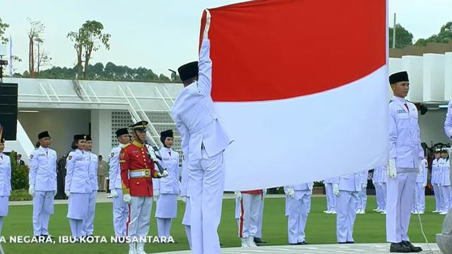 Bendera pusaka pun berhasil dikibarkan di Istana Negara IKN. Jokowi, Iriana, dan para tamu undangan lain pun bertepuk tangan.
