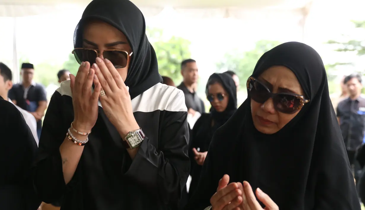 Pemakaman Ayah Olla Ramlan