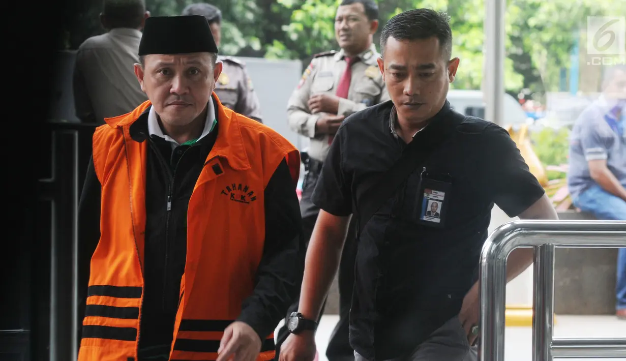 Anggota DPRD Lampung Tengah, Rusliyanto dikawal petugas menuju gedung KPK untuk menjalani pemeriksaan lanjutan, Jakarta, Selasa (27/3). Dalam kasus suap Bupati Lampung Tengah ini, KPK telah menetapkan 4 orang sebagai tersangka. (Merdeka.com/Dwi Narwoko)