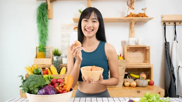 perempuan makan sehat diet buah sayur