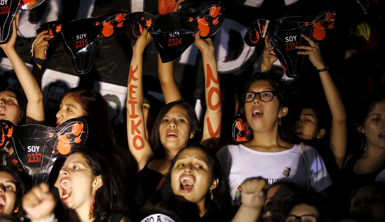 Sejumlah wanita melakukan aksi protes di pusat kota Lima , Peru , 15 Maret 2016. Keiko Fujimori merupakan anak Alberto Fujimori yang saat ini mendekam di penjara. (REUTERS / Guadalupe Pardo)