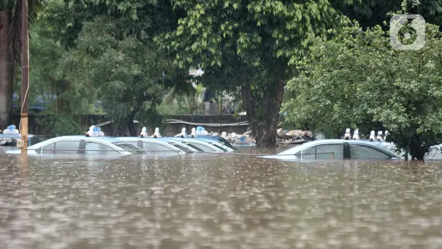 Penampakan Banjir di Pool Taksi Blue Bird Kramat Jati