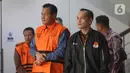 Bupati Muara Enim, Edison, berjalan meninggalkan gedung Merah Putih Komisi Pemberantasan Korupsi (KPK) usai menjalani pemeriksaan, Jakarta, Selasa (9/6/2026). (Liputan6.com/Helmi Fithriansyah)