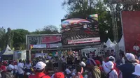 Relawan Jokowi-Ma'ruf nonton bareng acara pelantikan di Taman Pandang, Monas, Jakarta. (Liputan6.com/Muhammad Radityo Priyasmoro)