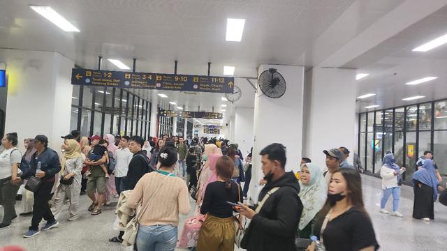 Kepadatan penumpang di Stasiun Manggarai, Tebet, Jakarta Selatan pada Sabtu (5/10/2024). (Foto: Polsek Tebet)