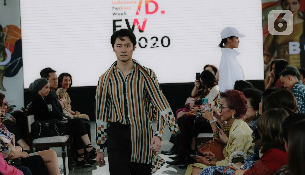 Model menampilkan rancangan busana saat Road to Indonesia Fashion Week 2020 di kawasan Hutan Kota GBK, Jakarta, Rabu (12/2/2020). Asosiasi Perancang dan Pengusaha Mode Indonesia (APPMI) akan menyelenggarakan Indonesia Fashion Week 2020 pada 1-5 April 2020. (Liputan6.com/Faizal Fanani)