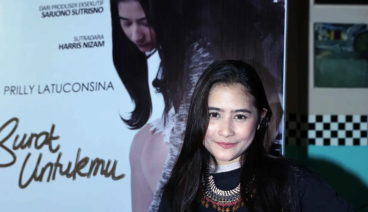Di film pertamanya ini, Prilly Latuconsina berperan sebagai gadis Jawa. Ia pun harus menganalisa skrip film tersebut dan belajar banyak hal baru berkat film yang akan memulai proses syutingnya pada Januari 2016 mendatang. (Nurwahyunan/Bintang.com)