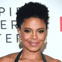 Untuk gaya rambut pendek ini, panjang rambutmu harus sekitar tiga perempat inci di bagian samping dan belakang, serta panjang sekitar tiga inci di bagian atas. Agar rapi, kamu bisa aplikasikan sedikit finishing cream pada rambut yang kering.