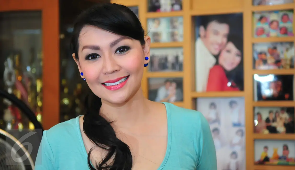 Tessa Kaunang tampil cantik saat ditemui dikawasan Duren Tiga, Jakarta, Selasa (24/11/2015). (Liputan6.com/Faisal R Syam)
