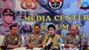 Menteri Kesehatan RI, Nila F Moeloek (kedua dari kanan) memberikan keterangan pers di Posko Crisis Center Mapolda Jawa Timur, Surabaya, Sabtu (3/1). (Liputan6.com/Johan Tallo)