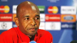 Villarreal's Spanish midfielder Marcos Senna speaks during a press conference at Old Trafford stadium in Manchester on September 16, 2008. AFP PHOTO / PAUL ELLIS 