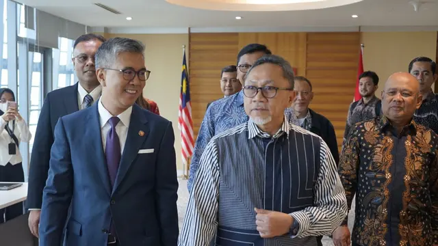 Menteri Perdagangan Republik Indonesia (Mendag RI) Zulkifli Hasan bertemu dengan Menteri Investasi, Perdagangan, dan Industri Malaysia, Tengku Datuk Seri Utama Zafrul Bin Tengku Abdul Aziz di Kuala Lumpur, Malaysia, Rabu (7/6/2023).