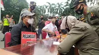 Polisi mengamankan kelompok pengendara motor gede (moge), yang sempat lolos operasi ganjil genap di Kota Bogor saat konvoi pada Jumat (12/2/2021).