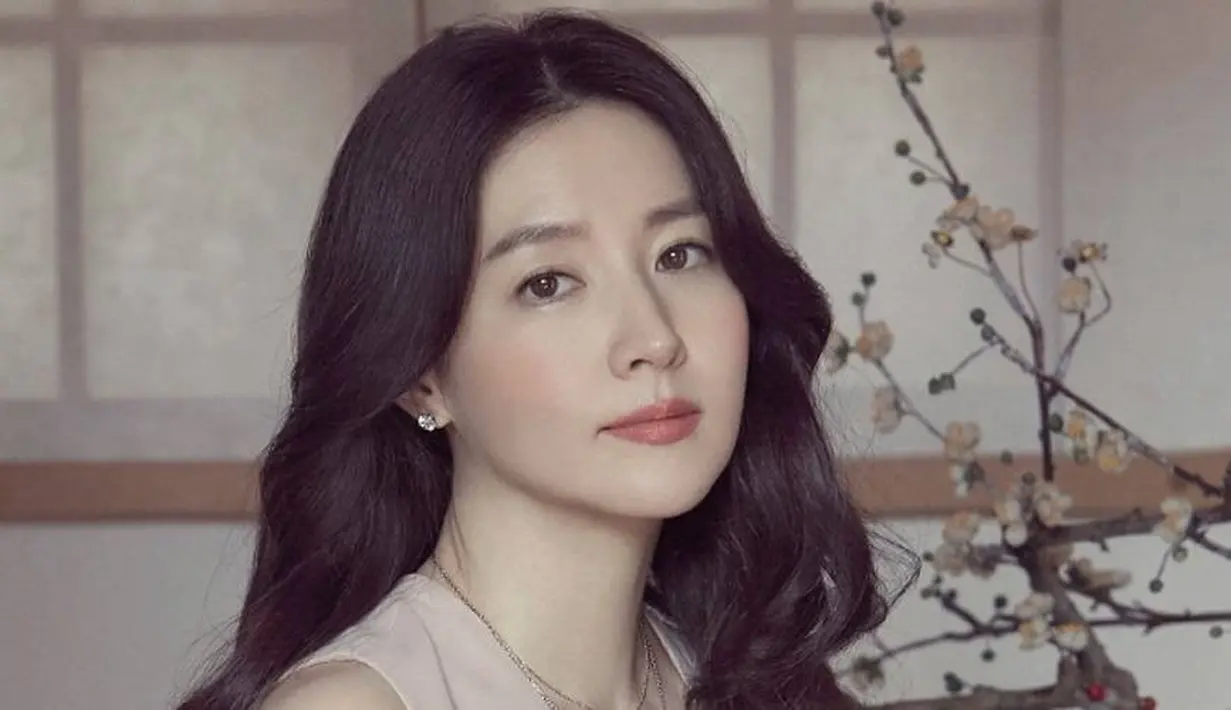 Lee Young Ae merupakan salah satu aktris senior Korea. Untuk setiap penampilannya, ia mendapat Rp 1,2 miliar. Itu belum termasuk pemasukannya sebagai model dan bintang iklan. (foto: Allkpop.com)
