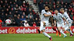 Mohamed Salah menendang bola dari titik penalti saat melawan Bournemouth dalam pertandingan lanjutan Liga Inggris 2022/2023, Sabtu (11/3/2023). Sayangnya, Mohamed Salah gagal mengkonversinya menjadi gol setelah tendangannya melebar. (AFP/Steve Bardens)