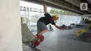 Seorang warga bermain skate board di fasilitas skate park kolong flyover Pasar Rebo, Jakarta, Selasa (14/1/2020). Skate park yang telah selesai dibangun tersebut kini mulai diramaikan pengunjung, khususnya pada sore hari. (Liputan6.com/Immanuel Antonius)