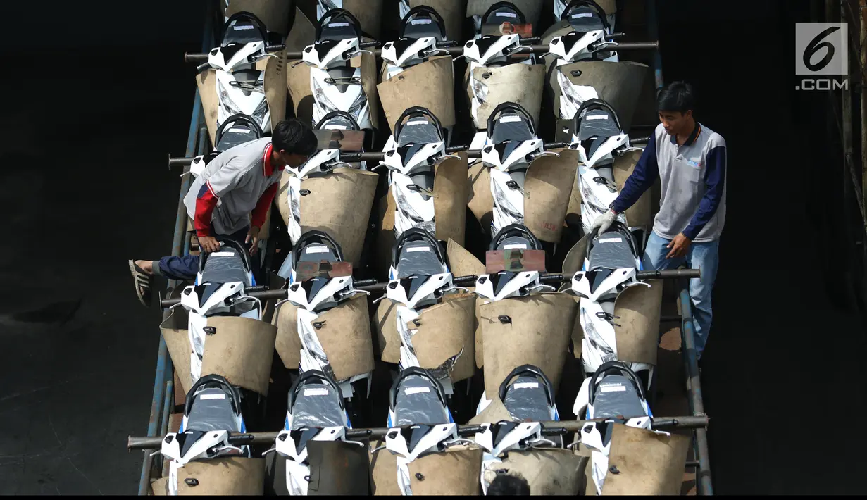 Pekerja merapikan susunan sepeda motor yang akan didistribusikan ke dealer di gudang penyimpanan sepeda motor di Jatake, Tangerang, Banten, Kamis (11/7/2019).  Wahana Distribution Center dengan kapasitas 2.700 unit mendistribusikan sepeda motor untuk wilayah Tangerang. (Liputan6.com/Angga Yuniar)
