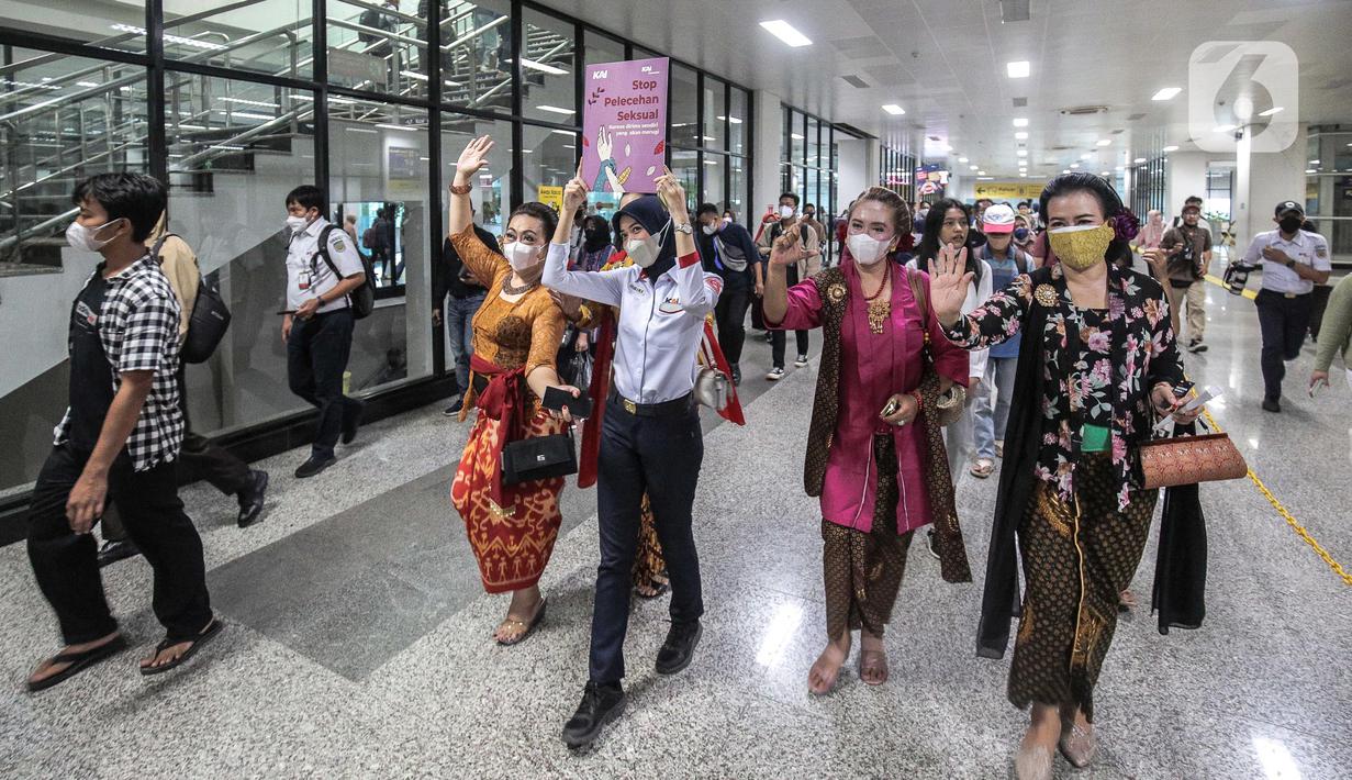 Petugas KAI Commuter bersama Komunitas Pelestari Budaya Indonesia membawa poster serta sticker saat melakukan kampanye cegah tindak kekerasan dan pelecehan seksual di dalam gerbong KRL di Stasiun BNI City, Jakarta, Kamis (22/12/2022). Kampanye sekaligus untuk memperingati Hari Ibu dilakukan KAI Commuter untuk menggugah kesadaran masyarakat agar tidak melakukan tindakan kekerasan dan pelecehan seksual di transportasi umum, khususnya KRL. (Liputan6.com/Faizal Fanani)