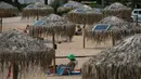 Panel surya terpasang pada sejumlah payung di pantai dekat Balai Kota Vari-Voula-Vouliagmeni, Yunani, Selasa (21/7/2020). Para pengunjung pantai dapat berkontribusi terhadap upaya penghematan energi menggunakan tenaga surya. (Xinhua/Lefteris Partsalis)