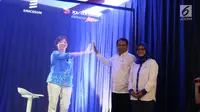 Direktur Teknologi XL Axiata, Yessie D. Yosetya (kiri dalam bentuk hologram) menyapa Menteri Komunikasi dam Informatika RI, Rudiantara dan Presdir & CEO XL Axiata, Dian Siswarini dalam acara Uji Coba Teknologi 5G dan Fiberisasi Jaringan di Jakarta, Rabu (21/8/2019). (Liputan6.com/Angga Yuniar)