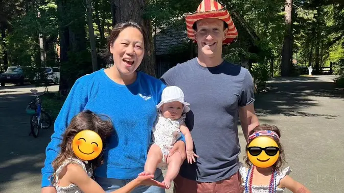 Mark Zuckerberg dan keluarga dimana wajah kedua anaknya ditutup emoji. (dok. Tangkapan layar Instagram/https://www.instagram.com/p/CuTKSmhrwXF//Farel Gerald)