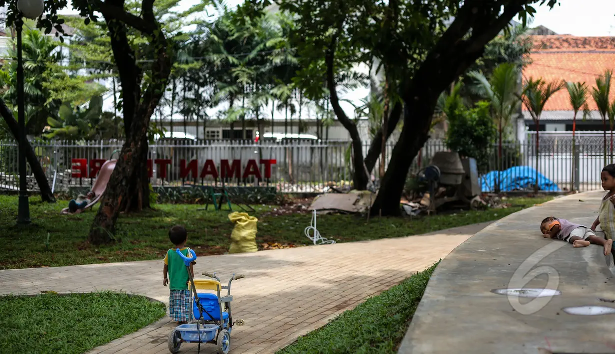 Sejumlah anak kecil terlihat bermain disela proyek pembangunan Ruang Publik Terpadu Ramah Anak (RPTRA) di Jalan Tidore RW 05, Kelurahan Cideng, Gambir, Jakarta, yang sempat terhenti sementara, Senin (4/5/2015). (Liputan6.com/Faizal Fanani)
