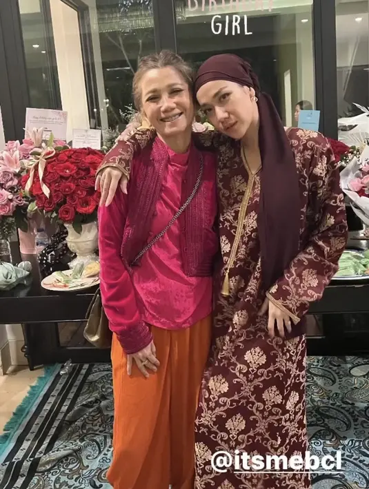 BCL tampil serba maroon mengenakan gamis warna maroon dengan bordiran keemasan. Dipadukan kerudung model turban warna serasi. [@bumiauw]