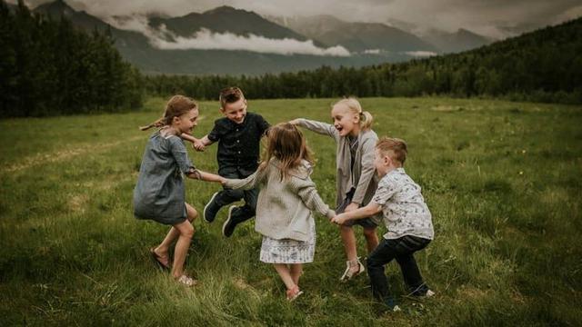 Ilustrasi Anak dengan Temannya. (foto: Pinterest/LOOKSLIKEFILM).