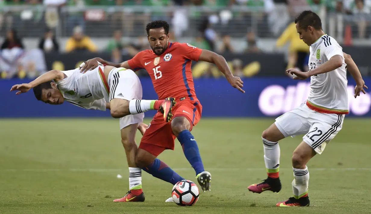 Perebutan bola antara pemain Cile dan Meksiko dalam perempat final Copa America Centenario 2016 di Stadion Levis, Santa Clara, AS, Minggu (19/6/2016). (AFP/Omar Torres)