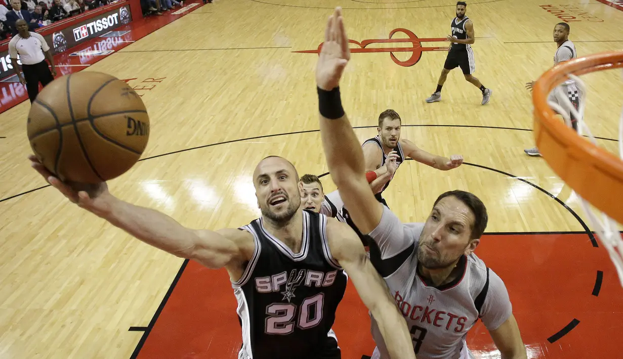 Pebasket Houston Rockets, Ryan Anderson, berusaha menghalau pebasket San Antonio Spurs, Manu Ginobili pada Gim 4 Semifinal Wilayah Barat di Stadion AT&T Center, Minggu (7/5/2017). Houston Rockets menang 125-104. (AP/Eric Christian Smith)